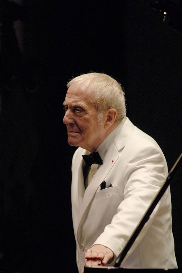 Il pianista Aldo Ciccolini in occasione del grande concerto di La Roque D'Anthéron, in Francia, dedicato ai suoi 85 anni