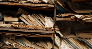 Sconcertante scoperta a Bari. L’archivio della Soprintendenza ai Beni Architettonici lasciato marcire nell’incuria in un seminterrato