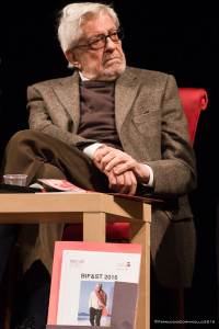 Il regista Ettore Scola durante la conferenza di quest'oggi. In primo piano l'immagine di Mastroianni che apparirà sull'edizione 2016 del Bif&st – Ph. © Ferruccio Cornicello