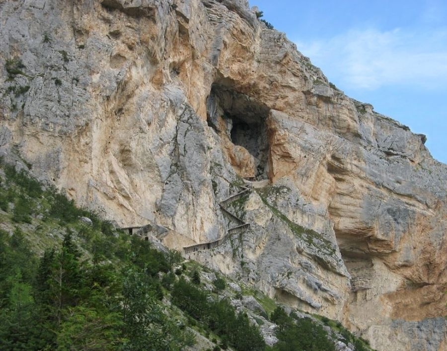 Abruzzo - Ingresso della Grotta del Cavallone sulla parete rocciosa della Majella, Taranta Peligna e Lama dei Peligni (Chieti) - Ph. Aniska Joelsohn - Fds: courtesy dell'Autore