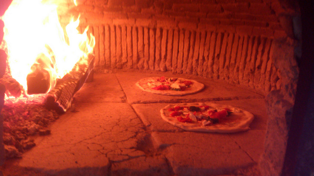 Pizze nel forno a legna borbonico della Reggia di Capodimonte, Napoli