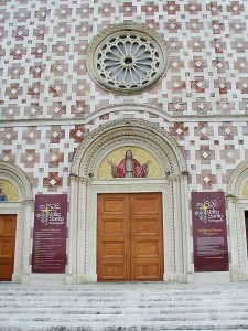 Particolare della facciata della Basilica del Volto Santo, Manoppello (Pe) - Ph. Raboe001 | CCBY-SA2.5