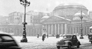 La nevicata del ’56 a Napoli, quando si sciava in Piazza Plebiscito