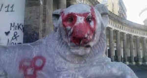 I vandali tornano a deturpare a Napoli il colonnato di Piazza del Plebiscito