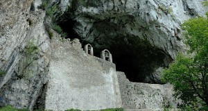 Olevano sul Tusciano: alla scoperta della Grotta dell’Arcangelo Michele in compagnia dell’archeologo Richard Hodges
