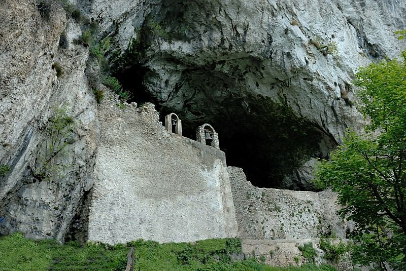 Campania - Il suggestivo ingresso fortificato della Grotta di S. Michele Arcangelo a Olevano sul Tusciano (Salerno), IX-X sec.