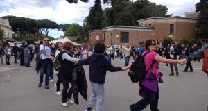 Oltre 1000 persone giunte da tutta Italia hanno ”abbracciato” ieri gli Scavi di Pompei per invocarne la salvaguardia