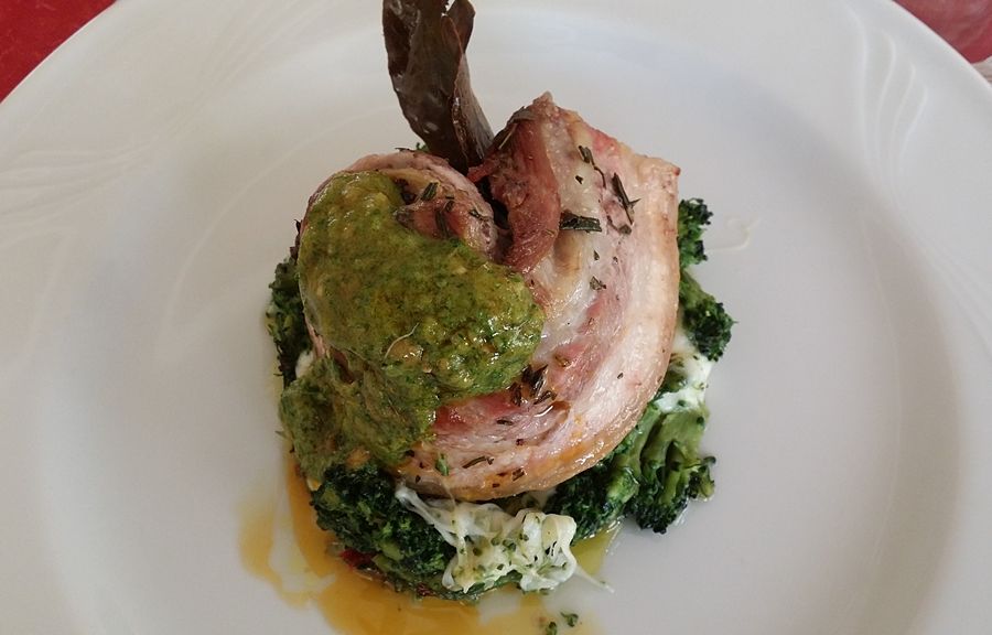 Pancetta di maiale calabrese agli aromi di campagna su tortino di broccoli e provola silana con pesto di pachino e rucola