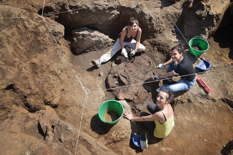 Sicilia - Archeologhe all'opera nel sito archeologico di Aci Catena (Catania)