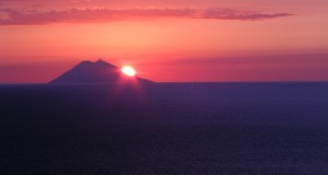 Racconta il tuo SUD | L’isola-vulcano di Stromboli vista da Capo Vaticano, nello scatto della torinese Marianna “Kla”