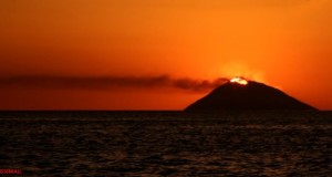Racconta il tuo SUD | L’isola-vulcano di Stromboli vista da Tropea, immagini di CosiMali