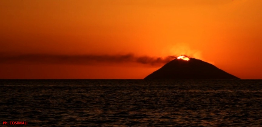 Calabria - L'isola-vulcano di Stromboli vista da Tropea al tramonto - Ph. CosiMali per Racconta il tuo Sud