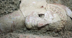 Straordinaria scoperta a Taranto. Ritrovata intatta una tomba greca del VI sec. a.C. : appartenne a una sacerdotessa o a una nobildonna