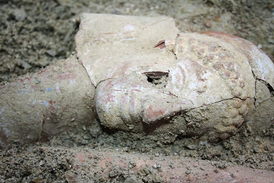 Puglia - Testina greca in terracotta ritrovata a Taranto, VI sec. a.C.