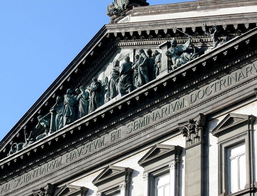 Campania - Scorcio della facciata dell'Università "Federico II°" di Napoli - Ph. Judith Stanford
