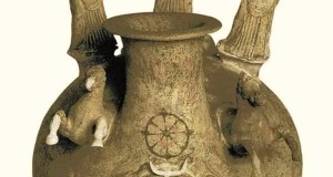 Il fasto ‘barocco’ dei vasi di Canosa, bizzarra eccezione nella produzione vascolare antica del Sud Italia